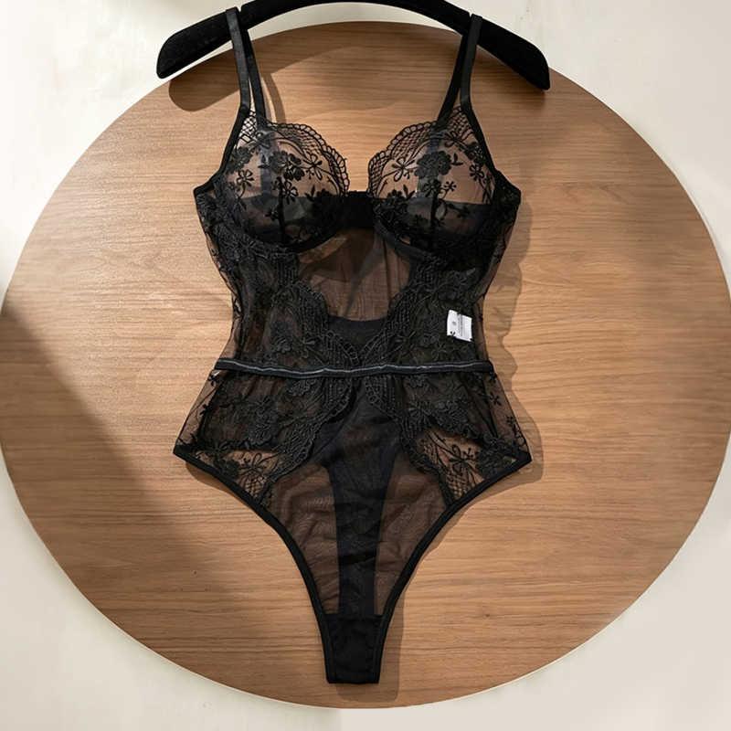 بودي سوت نسائي من الدانتيل الم - مراجعة Lace Teddy Lingerie وسعره