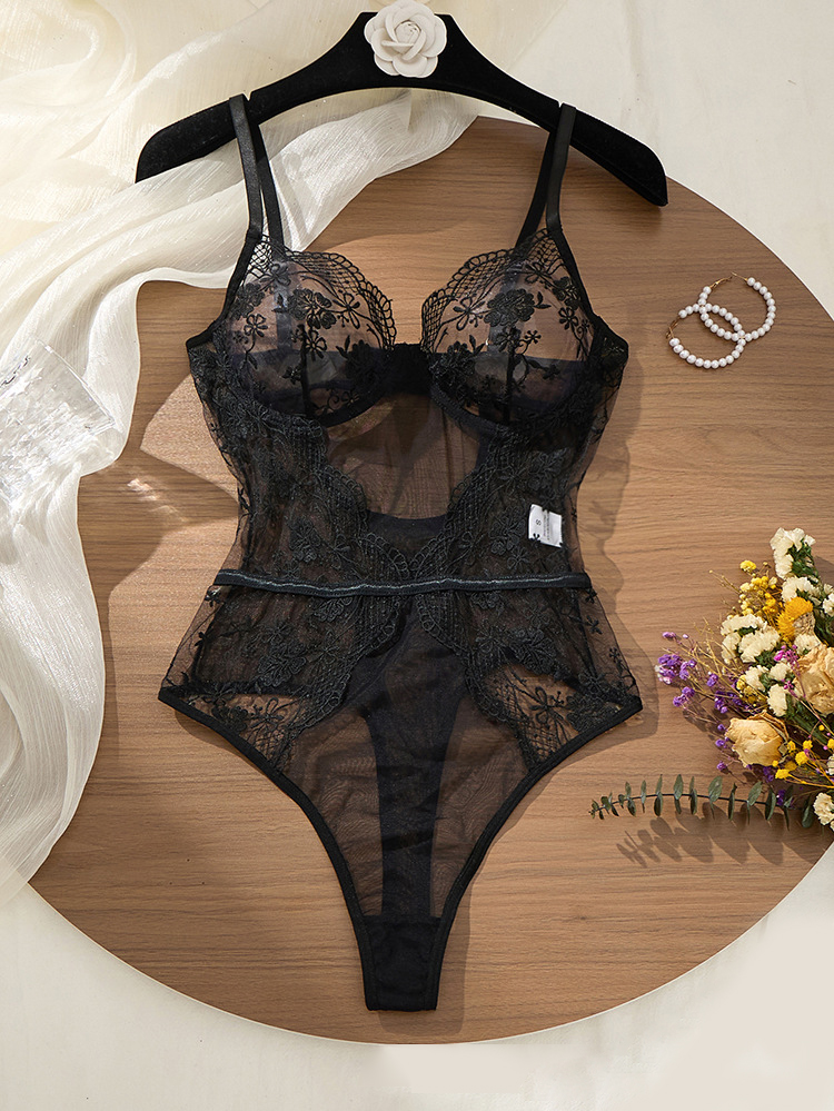 بودي سوت نسائي من الدانتيل الم - مراجعة Lace Teddy Lingerie وسعره